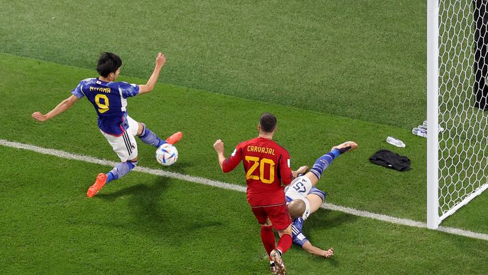 DOHA, QATAR - DECEMBER 01: Kaoru Mitoma of Japan passes the ball to Ao Tanaka(not pictured) of Japan to score the team's second goal during the FIFA World Cup Qatar 2022 Group E match between Japan and Spain at Khalifa International Stadium on December 01, 2022 in Doha, Qatar. (Photo by Elsa/Getty Images)(Photo by Elsa/Getty Images) Mondiali, vittoria contro la Spagna con solo il 17,7% di possesso palla: il Giappone la “sfanga” così - immagine 1
