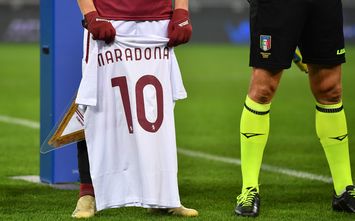  TURIN, ITALY - NOVEMBER 30: Both teams line up as Armando Izzo of Torino F.C. holds up a number 10 shirt in memory of Diego Maradona ahead of the Serie A match between Torino FC and UC Sampdoria at Stadio Olimpico di Torino on November 30, 2020 in Turin, Italy. Sporting stadiums around Italy remain under strict restrictions due to the Coronavirus Pandemic as Government social distancing laws prohibit fans inside venues resulting in games being played behind closed doors. (Photo by Valerio Pennicino/Getty Images)