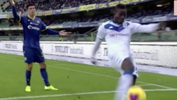 VIDEO La reazione di Balotelli agli insulti dei tifosi del Verona: la sequenza