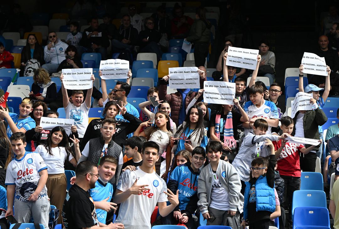 Il pubblico del Maradona dice no al razzismo prima di Napoli-Atalanta