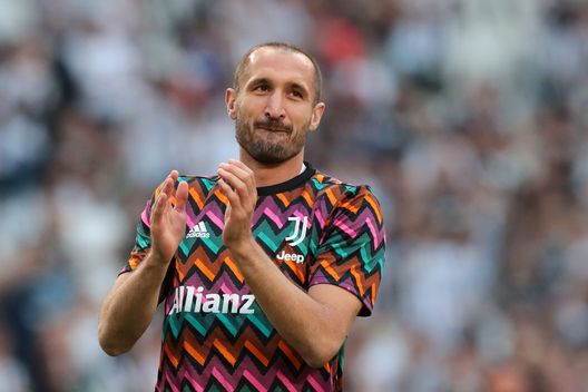 TURIN, ITALY - MAY 16: Giorgio Chiellini of Juventus acknowledges the fans during his warm up prior to the Serie A match between Juventus and SS Lazio at Allianz Stadium on May 16, 2022 in Turin, Italy. (Photo by Emilio Andreoli/Getty Images) Il contabile delle plusvalenze: il ruolo segreto del fratello di Chiellini- immagine 2