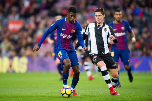  BARCELONA, SPAIN - JANUARY 07: Ousmane Dembele of FC Barcelona conducts the ball under pressure from Sasa Lukic of Levante UD during the La Liga match between Barcelona and Levante at Camp Nou on January 7, 2018 in Barcelona, Spain. (Photo by Alex Caparros/Getty Images) 