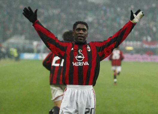  Clarence Seedorf festeggia in Milan-Inter 3-2 del 2004 (credits: GETTY images) 