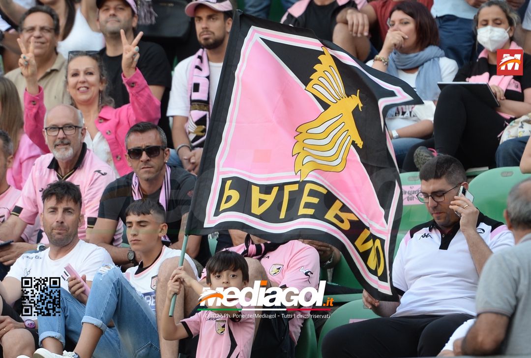 Fototifo, facce da Serie B. I tifosi allo stadio per Palermo-Padova 1-0 - immagine 103