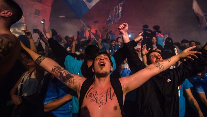 NAPLES, ITALY - MAY 04: Napoli fans celebrate after winning the Serie A championship near the mural of Diego Armando Maradona on May 04, 2023 in Naples, Italy. SSC Napoli are Champions of Italy after thirty three years; the last time they obtained the trophy, Diego Armando Maradona led the team. The victory of the third Scudetto comes for the team coached by Luciano Spalletti, obtaining 1 point away at the Friuli stadium against Udinese. (Photo by Ivan Romano/Getty Images) LIVE Il Napoli è arrivato a Castel Volturno, accoglienza da brividi dei tifosi azzurri - immagine 1