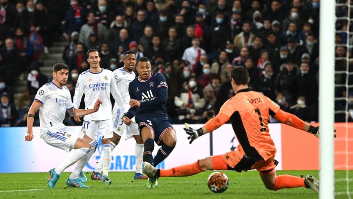 PARIS, FRANCE - FEBRUARY 15: Kylian Mbappe of Paris Saint-Germain shoots to score past Thibaut Courtois of Real Madrid during the UEFA Champions League Round Of Sixteen First Leg match between Paris Saint-Germain and Real Madrid at Parc des Princes on February 15, 2022 in Paris, France. (Photo by Shaun Botterill/Getty Images) ORDINE DEL…GIORNO – Mbappé uomo vero, Al Khelaifi uscito da un film di Eduardo… - immagine 1