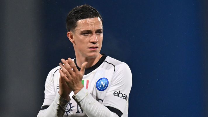 REGGIO NELL'EMILIA, ITALY - FEBRUARY 28: Giacomo Raspadori of SSC Napoli applauds his fans during the Serie A TIM match between US Sassuolo and SSC Napoli - Serie A TIM at Mapei Stadium - Citta' del Tricolore on February 28, 2024 in Reggio nell'Emilia, Italy. (Photo by Alessandro Sabattini/Getty Images) raspadori italiano