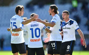  TURIN, ITALY - SEPTEMBER 26: Alejandro Dario Gomez (C) of Atalanta BC celebrates a goal with team mates during the Serie A match between Torino FC and Atalanta BC at Stadio Olimpico di Torino on September 26, 2020 in Turin, Italy. (Photo by Valerio Pennicino/Getty Images)