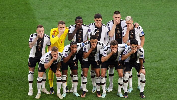 DOHA, QATAR - NOVEMBER 23: Germany players pose with their hands covering their mouths as they line up for the team photos prior to the FIFA World Cup Qatar 2022 Group E match between Germany and Japan at Khalifa International Stadium on November 23, 2022 in Doha, Qatar. (Photo by Dean Mouhtaropoulos/Getty Images) Germania Giappone
