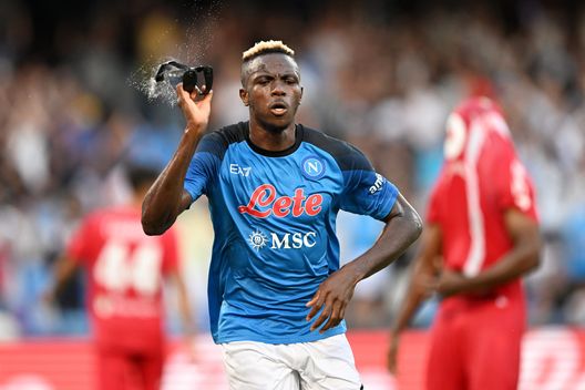 NAPLES, ITALY - AUGUST 21: Victor Osimhen of Napoli celebrates scoring their side's second goal during the Serie A match between Napoli and Monza at Stadio Diego Armando Maradona on August 21, 2022 in Naples, Italy. (Photo by Francesco Pecoraro/Getty Images) Osimhen ha dei numeri eccezionali nelle ultime dodici gare di Serie A. I dettagli - immagine 1