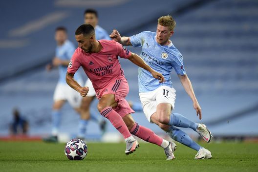 MANCHESTER, ENGLAND - AUGUST 07: Eden Hazard of Real Madrid is challenged by Kevin De Bruyne of Manchester City during the UEFA Champions League round of 16 second leg match between Manchester City and Real Madrid at Etihad Stadium on August 07, 2020 in Manchester, England. (Photo by Peter Powell/Pool via Getty Images) Al Nassr, dopo CR7, tentativo per Hazard: Garcia ne sarebbe entusiasta… e anche il Real- immagine 2