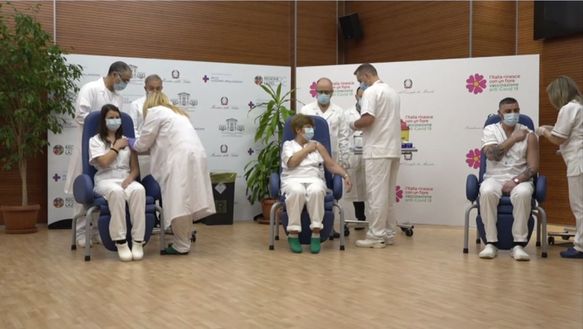 Vaccino anti covid ai primi tre italiani Vaccino anti covid ai primi tre italiani
