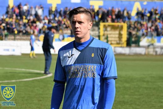 Rosaia con la maglia della Carrarese Rosaia con la maglia della Carrarese