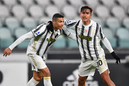 Ronaldo e Dybala esultano contro l'Udinese Ronaldo e Dybala esultano contro l'Udinese