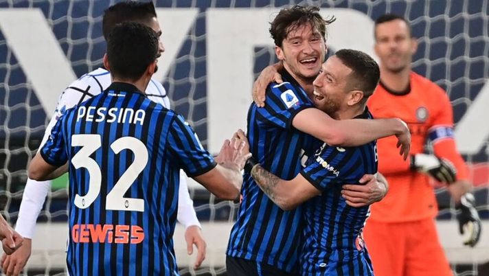 Atalanta's Russian midfielder Aleksey Miranchuk (2R) celebrates after scoring a goal during the Italian Serie A football match between Atalanta and Inter Milan at the Atleti Azzurri d'Italia stadium in Bergamo, on November 8, 2020. (Photo by Miguel Medina / AFP) (Photo by MIGUEL MEDINA/AFP via Getty Images) Politano, Miranchuk, Castillejo e non solo: chi rischia il «sv», così la gestione dei casi delicati- immagine 1