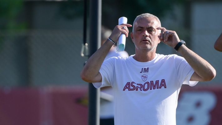 ROME, ITALY - AUGUST 01: AS Roma coach Josè Mourinho during a training session at Centro Sportivo Fulvio Bernardini on August 01, 2022 in Rome, Italy. (Photo by Fabio Rossi/AS Roma via Getty Images) Austini: “Roma sicuramente da inserire nelle prime che lottano per lo scudetto” - immagine 1