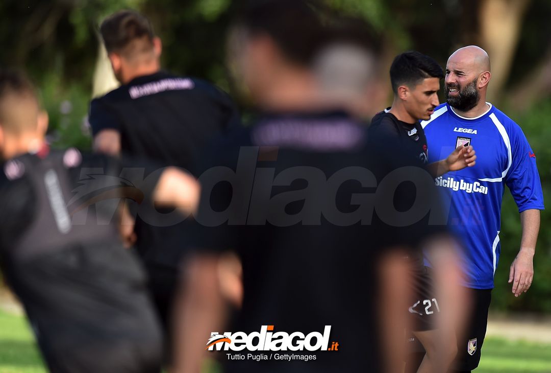  PALERMO, ITALY - APRIL 29:  Roberto Stellone, new head coach of US Citta' di Palermo leads a Palermo training session at Carmelo Onorato training center on April 29, 2018 in Palermo, Italy.  (Photo by Tullio M. Puglia/Getty Images) 