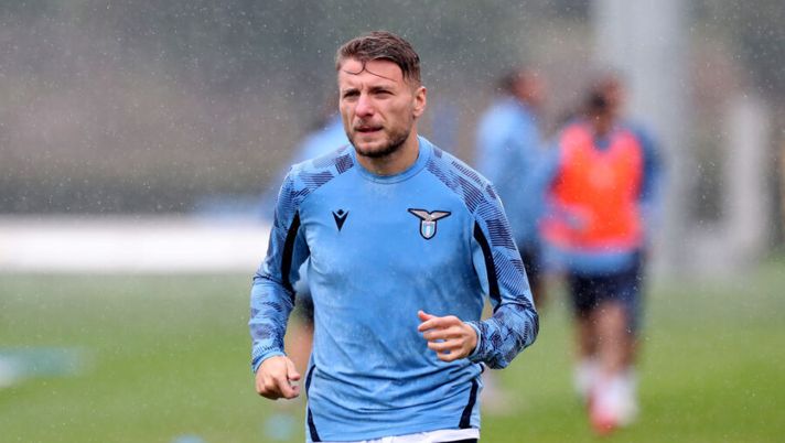 ROME, ITALY - NOVEMBER 03: SS Lazio player Ciro Immobile in action during the SS Lazio training session at Formello sport centre on November 3, 2021 in Rome, Italy. (Photo by Paolo Bruno/Getty Images) Lazio, via libera per Immobile: le sue condizioni e il piano verso il Napoli - immagine 1