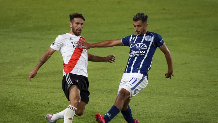 BUENOS AIRES, ARGENTINA - DECEMBER 05: Leonardo Ponzio of River Plate fights for the ball with Martin Ojeda of Godoy Cruz during a match between River Plate and Godoy Cruz as part of Copa Diego Maradona 2020 at Estadio Monumental on December 5, 2020 in Buenos Aires, Argentina. (Photo by Marcelo Endelli/Getty Images) BUENOS AIRES, ARGENTINA - DECEMBER 05: Leonardo Ponzio of River Plate fights for the ball with Martin Ojeda of Godoy Cruz during a match between River Plate and Godoy Cruz as part of Copa Diego Maradona 2020 at Estadio Monumental on December 5, 2020 in Buenos Aires, Argentina. (Photo by Marcelo Endelli/Getty Images)