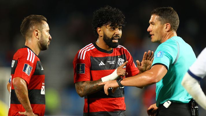 TANGER MED, MOROCCO - FEBRUARY 07: Everton Ribeiro (l) and Gabriel Barbosa (c) of Flamengo in discussion with referee Istvan Kovacs during the FIFA Club World Cup Morocco 2022 Semi Final match between Flamengo v Al Hilal SFC at Stade Ibn-Batouta on February 07, 2023 in Tanger Med, Morocco. (Photo by Michael Steele/Getty Images) ITALIANS – Muslera cuore d’oro, Thiago Silva rinnova, Gomez deve operarsi alla caviglia- immagine 2