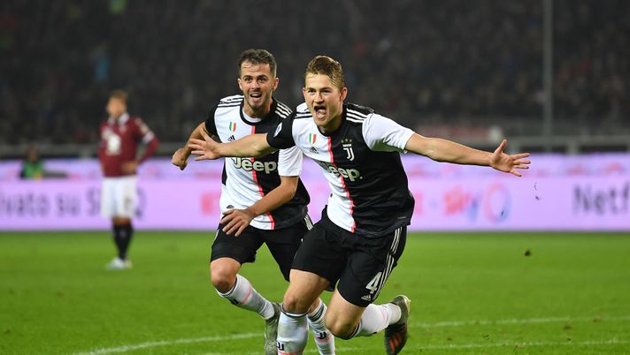 TURIN, ITALY - NOVEMBER 02:  Matthijs de Ligt (R) of Juventus celebrates aftyer scored the opening goal during the Serie A match between Torino FC and Juventus at Stadio Olimpico di Torino on November 2, 2019 in Turin, Italy.  (Photo by Valerio Pennicino/Getty Images) 