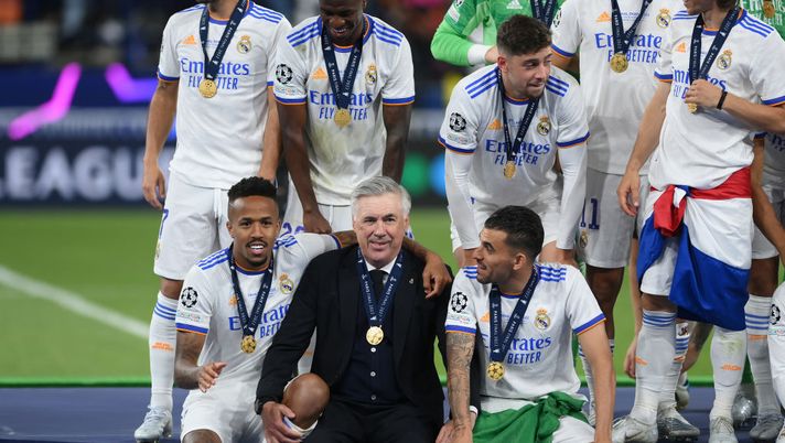 PARIS, FRANCE - MAY 28: Carlo Ancelotti, Head Coach of Real Madrid interacts with Eder Militao and Dani Ceballos of Real Madrid following their sides victory in the UEFA Champions League final match between Liverpool FC and Real Madrid at Stade de France on May 28, 2022 in Paris, France. (Photo by Shaun Botterill/Getty Images) Ancelotti: “City club dell’anno? Il nostro premio è la Champions. Mbappé? Il Real ha già un futuro…” - immagine 1