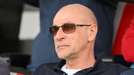 CREMONA, ITALY - APRIL 30: Coach Davide Ballardini of US Cremonese reacts before the Serie A match between US Cremonese and Hellas Verona at Stadio Giovanni Zini on April 30, 2023 in Cremona, Italy. (Photo by Marco M. Mantovani/Getty Images)