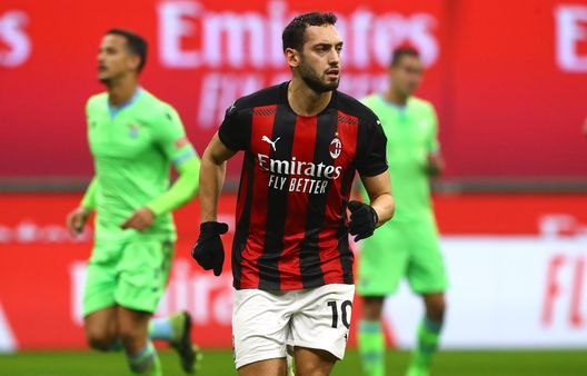  MILAN, ITALY - DECEMBER 23: Hakan Calhanoglu of AC Milan celebrates his goal during the Serie A match between AC Milan and SS Lazio at Stadio Giuseppe Meazza on December 23, 2020 in Milan, Italy. (Photo by Marco Luzzani/Getty Images) 