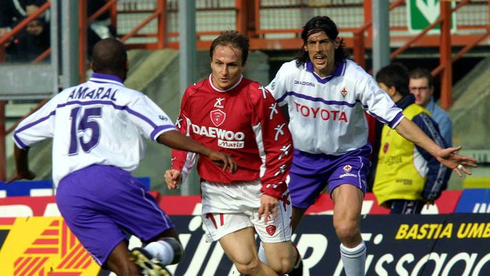11 Mar 2001: Davide Baiocco of Perugia between Alexandre Amaral and Moreno Torricelli of Fiorentina during a Serie A 22th Round League match between Perugia and Fiorentina, played at the Renato Curi stadium, Perugia. Giampiero Sposito / GRAZIA NERIDIGITAL CAMERA Mandatory Credit: Grazia Neri/ALLSPORT
