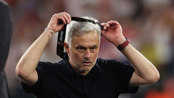 BUDAPEST, HUNGARY - MAY 31: Jose Mourinho, Head Coach of AS Roma, removes their runners up medal after collecting it from Aleksander Ceferin, President of UEFA, (not pictured) after defeat to Sevilla FC in the penalty shoot out during the UEFA Europa League 2022/23 final match between Sevilla FC and AS Roma at Puskas Arena on May 31, 2023 in Budapest, Hungary. (Photo by Maja Hitij/Getty Images) Roma, restroscena Mourinho: Dan Friedkin gli ha comunicato l’esonero di persona - immagine 1