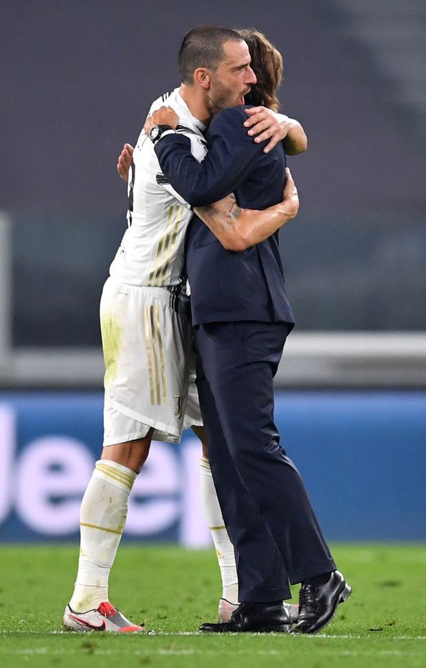 Leonardo Bonucci abbraccia Andrea Pirlo Leonardo Bonucci abbraccia Andrea Pirlo