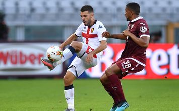  TURIN, ITALY - JULY 16: Iago Falque (L) of Genoa CFC is challenged by Gleison Bremer (L) of Torino FC during the Serie A match between Torino FC and Genoa CFC at Stadio Olimpico di Torino on July 16, 2020 in Turin, Italy. (Photo by Valerio Pennicino/Getty Images)