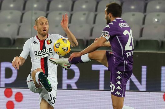 FLORENCE, ITALY - DECEMBER 07: German Pezzella of ACF Fiorentina battles for the ball with Andrea Masiello of Genoa CFC during the Serie A match between ACF Fiorentina and Genoa CFC at Stadio Artemio Franchi on December 7, 2020 in Florence, Italy. (Photo by Gabriele Maltinti/Getty Images) FLORENCE, ITALY - DECEMBER 07: German Pezzella of ACF Fiorentina battles for the ball with Andrea Masiello of Genoa CFC during the Serie A match between ACF Fiorentina and Genoa CFC at Stadio Artemio Franchi on December 7, 2020 in Florence, Italy. (Photo by Gabriele Maltinti/Getty Images)