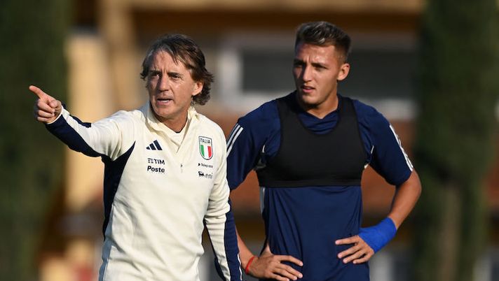 FLORENCE, ITALY - MARCH 21: Head coach of Italy Roberto Mancini speaks with Mateo Retegui during an Italy training session at Centro Tecnico Federale di Coverciano on March 21, 2023 in Florence, Italy. (Photo by Claudio Villa/Getty Images) Di Marzio: “Retegui, l’Inter c’è da prima della Nazionale: ecco il prezzo ora” - immagine 1