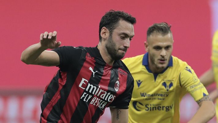 Hakan Calhanoglu (centrocampista AC Milan) durante Milan-Verona (Serie A 2020-2021) | AC Milan News (Getty Images) 