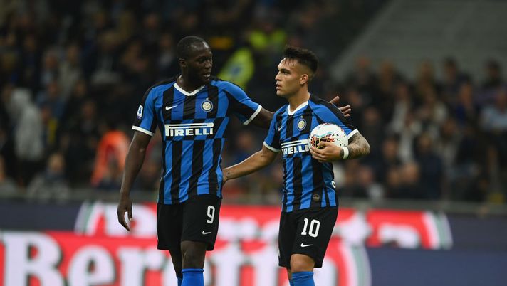 MILAN, ITALY - OCTOBER 06:  Romelu Lukaku and Lautaro Martinez of FC Internazionale reacts during the Serie A match between FC Internazionale and Juventus at Stadio Giuseppe Meazza on October 6, 2019 in Milan, Italy.  (Photo by Claudio Villa - Inter/Inter via Getty Images) 