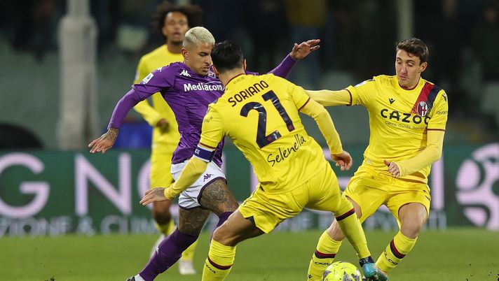 FLORENCE, ITALY - FEBRUARY 05: Domilson Cordeiro dos Santos known as Dodo of ACF Fiorentina battles for the ball with Roberto Soriano of Bologna FC during the Serie A match between ACF Fiorentina and Bologna FC at Stadio Artemio Franchi on February 5, 2023 in Florence, Italy. (Photo by Gabriele Maltinti/Getty Images) dodo