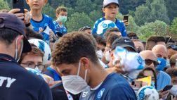 VIDEO Di Lorenzo firma autografi ai tifosi azzurri dopo la seduta pomeridiana