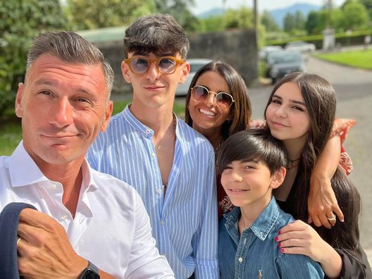 Ighli con la sua famiglia (Foto tratta dalla Pagina Facebook Vannucchi Ighli) Lucca, i Vannucchi segnano tutti e due nella stessa partita: papà Ighli e il figlio Niccolò…- immagine 3