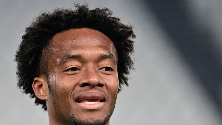Juventus' Colombian midfielder Juan Cuadrado warms up prior to the UEFA Champions League Group G football match Juventus vs Ferencvaros on November 24, 2020 at the Juventus stadium in Turin. (Photo by MIGUEL MEDINA / AFP) (Photo by MIGUEL MEDINA/AFP via Getty Images) Napoli e Juve alleate per Ospina e Cuadrado: soluzione pronta per il rientro in Italia - immagine 1