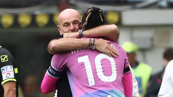 MILAN, ITALY - SEPTEMBER 23: Rafael Leao of AC Milan celebrates with his coach Stefano Pioli after scoring the opening goal during the Serie A TIM match between AC Milan and Hellas Verona FC at Stadio Giuseppe Meazza on September 23, 2023 in Milan, Italy. (Photo by Marco Luzzani/Getty Images) Pioli: “Infortunio Krunic, ecco il problema e chi al suo posto. Theo e Calabria, quando rientrano” - immagine 1