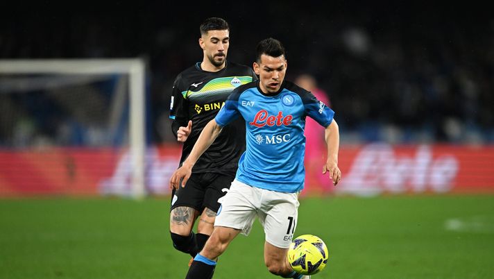 NAPLES, ITALY - MARCH 03: Hirving Lozano of SSC Napoli holds off Mattia Zaccagni of SS Lazio during the Serie A match between SSC Napoli and SS Lazio at Stadio Diego Armando Maradona on March 03, 2023 in Naples, Italy. (Photo by Francesco Pecoraro/Getty Images) Lozano e Zielinski possono finire sul mercato per due ragioni differenti: il punto - immagine 1