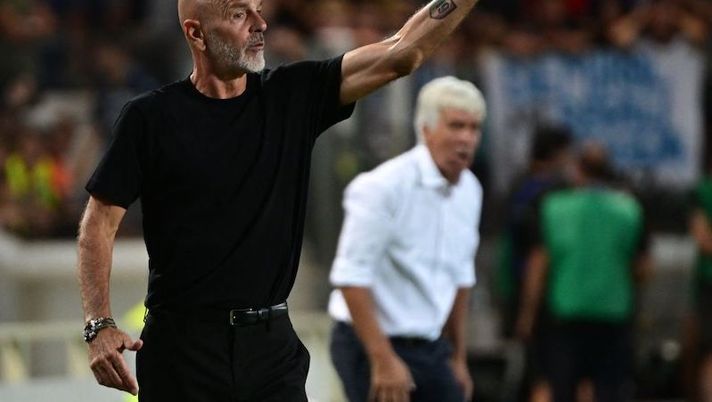 AC Milan's Italian coach Stefano Pioli gives instructions during the Italian Serie A football match between Atalanta and AC Milan on August 21, 2022 at the stadio Atleti Azzurri d'Italia stadium in Bergamo. (Photo by Miguel MEDINA / AFP) (Photo by MIGUEL MEDINA/AFP via Getty Images) Pioli: “De Ketelaere in crescita! Messias, Leao, Theo e i rientri di Kjaer e Krunic: vi dico tutto” - immagine 1