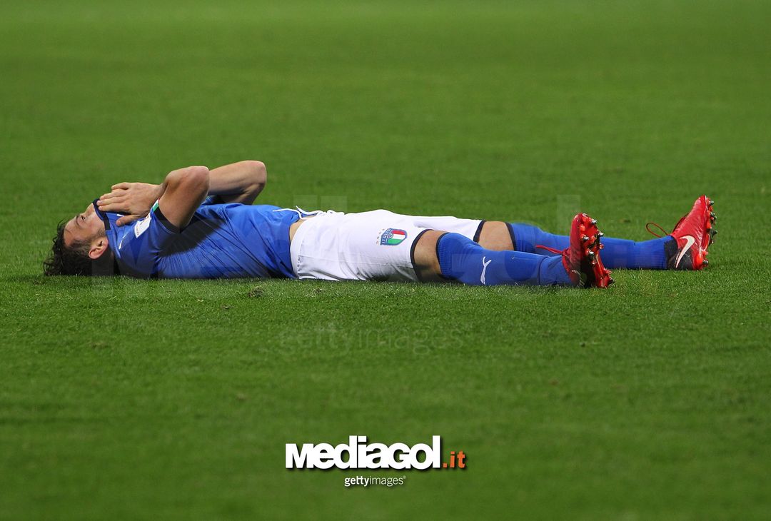  MILAN, ITALY - NOVEMBER 13:  Alessandro Florenzi of Italy gestures after loosing during the FIFA 2018 World Cup Qualifier Play-Off: Second Leg between Italy and Sweden at San Siro Stadium on November 13, 2017 in Milan, Sweden.  (Photo by Marco Luzzani/Getty Images) 