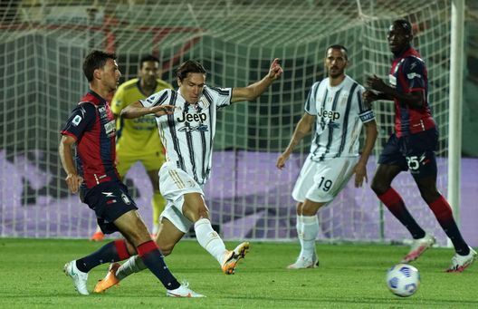 CROTONE, ITALY - OCTOBER 17: Federico Chiesa of Juventus competes for the ball during the Serie A match between FC Crotone and Juventus at Stadio Comunale Ezio Scida on October 17, 2020 in Crotone, Italy. (Photo by Getty Images/Getty Images) Chiesa e la Fiorentina, rapporto difficile: quando i tifosi applaudirono l’arbitro che lo ha espulso a Crotone- immagine 2