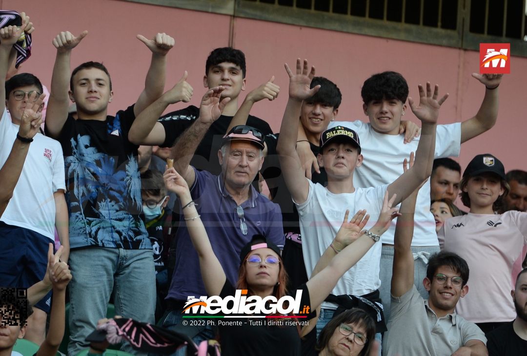 Fototifo, i tifosi allo stadio per Palermo-Feralpisaló 1-0 (gallery) - immagine 86