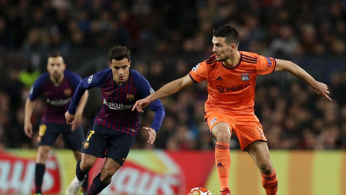 BARCELONA, SPAIN - MARCH 13:  Leo Dubois of Olympique Lyonnais tales on Philippe Coutinho of Barcelona during the UEFA Champions League Round of 16 Second Leg match between FC Barcelona and Olympique Lyonnais at Nou Camp on March 13, 2019 in Barcelona, Spain. (Photo by Maja Hitij/Getty Images) 