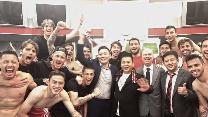 Yonghong Li e Han Li festeggiano, nello spogliatoio del Milan, il pareggio nel derby (credits: Official A.C. Milan Twitter account) 