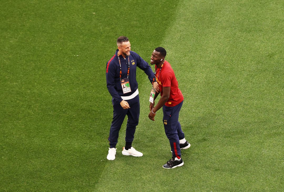 La Roma sul prato della Puskas Arena. Domani la finale – FOTO GALLERY - immagine 16