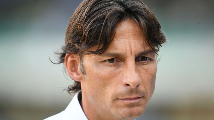 VERONA, ITALY - AUGUST 15: Head Coach of Verona, Gabriele Cioffi looks on during the Serie A match between Hellas Verona and SSC Napoli at Stadio Marcantonio Bentegodi on August 15, 2022 in Verona, . (Photo by Alessandro Sabattini/Getty Images) Cioffi: “Primo tempo una sorpresa, ne avrei voluti cambiare 8! Felice di Ilic” - immagine 1